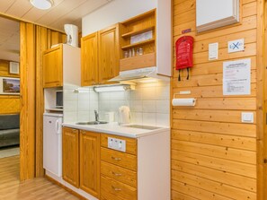 Réfrigérateur, micro-ondes, batterie de cuisine, vaisselle et ustensiles