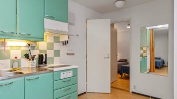 Kylskåp, mikrovågsugn och grytor/köksredskap