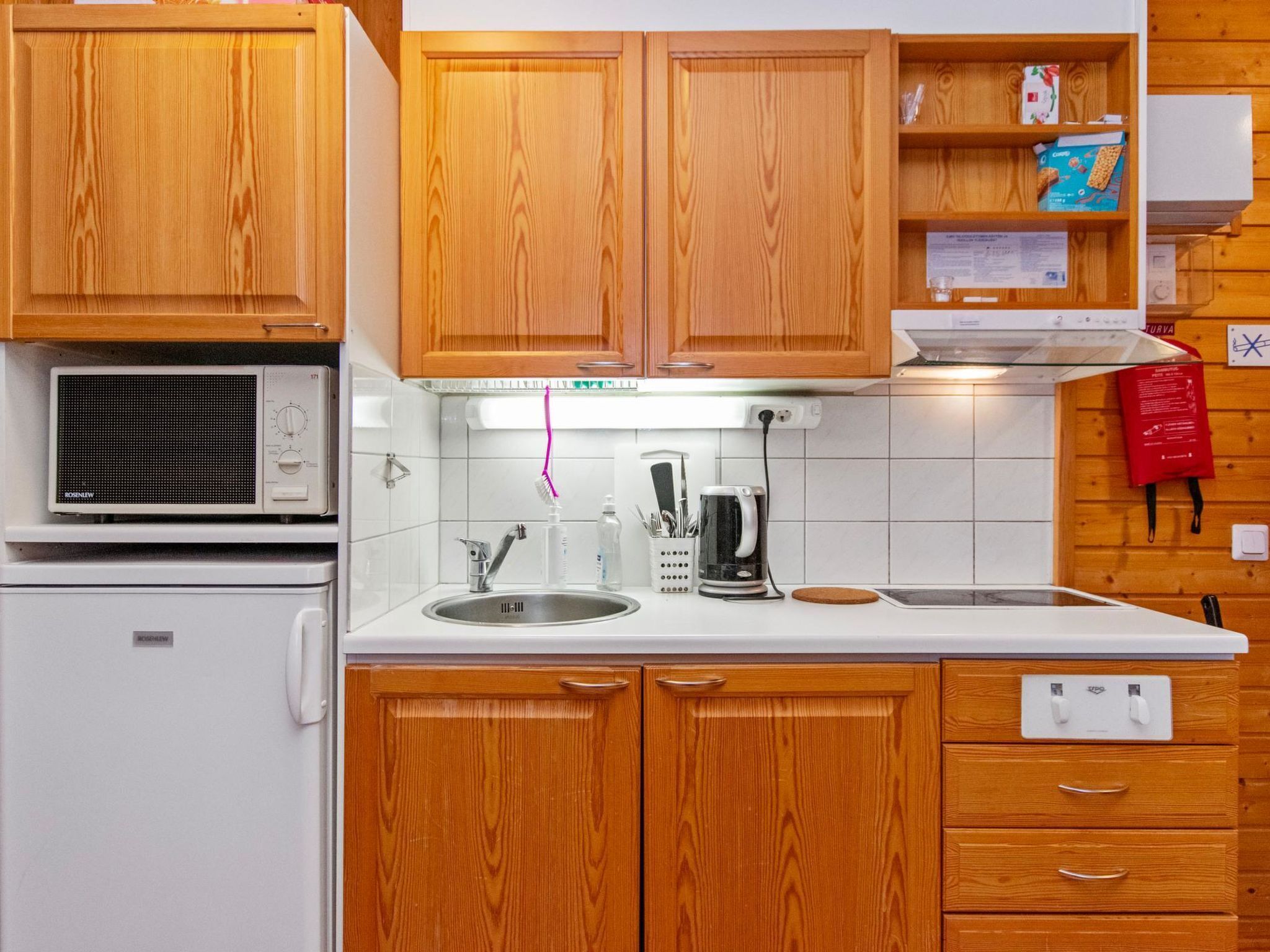 Réfrigérateur, four à micro-ondes, vaisselle et ustensiles