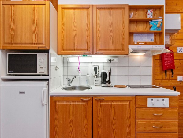 Kühlschrank, Mikrowelle, Kochgeschirr/Geschirr/Besteck