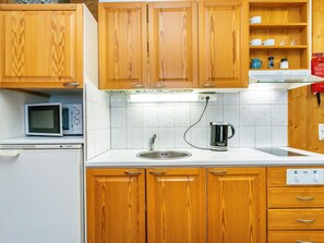 Kühlschrank, Mikrowelle, Kochgeschirr/Geschirr/Besteck