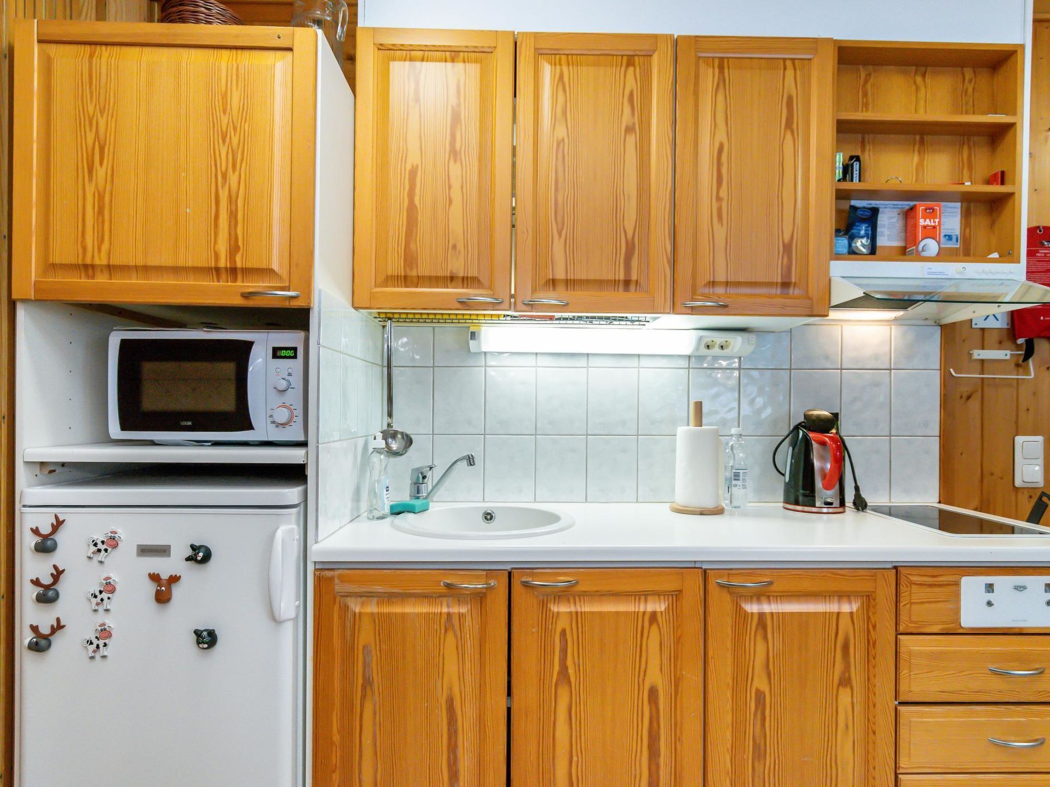 Réfrigérateur, four à micro-ondes, vaisselle et ustensiles