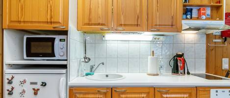 Réfrigérateur, micro-ondes, batterie de cuisine, vaisselle et ustensiles