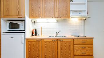 KĂŒhlschrank, Mikrowelle, Kochgeschirr/Geschirr/Besteck