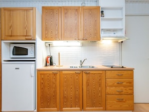 Réfrigérateur, micro-ondes, batterie de cuisine, vaisselle et ustensiles