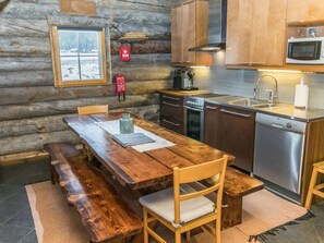 Fridge, microwave, dishwasher, cookware/dishes/utensils