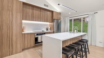 Frigorífico, microondas, horno y placa de cocina