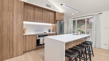 Køleskab, mikrobølgeovn, ovn, kogeplade