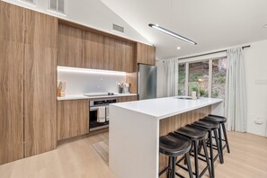 Jääkaappi, mikroaaltouuni, uuni, liesi