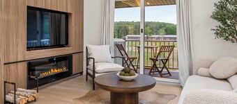 Spacious 6BR - Hot Tubs - Pond - Playground