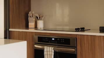 Cafetière-théière, réfrigérateur, four à micro-ondes, un four