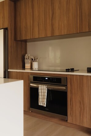 Wasserkocher mit Kaffee-/Teezubehör, Kühlschrank, Mikrowelle, Ofen