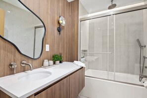 Een haardroger, handdoeken, zeep, shampoo