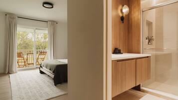 6 bedrooms, iron/ironing board, WiFi (free), bed sheets