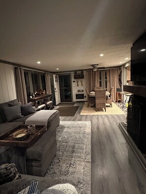 Smart TV y chimenea 