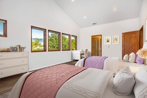 4 habitaciones, escritorio y tabla de planchar con plancha 