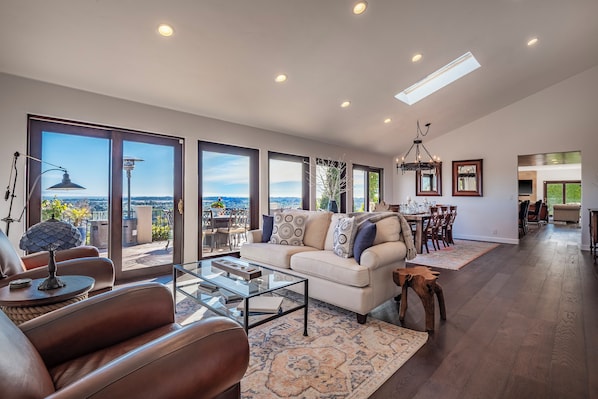 Télévision, cheminée, lecteur de DVD, livres