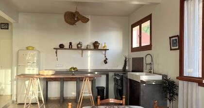 Maison de ville perchée au dessus du marché !
Immersion au coeur de St Pierre.