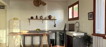 Townhouse perched above the market! Immersion in the heart of St Pierre.