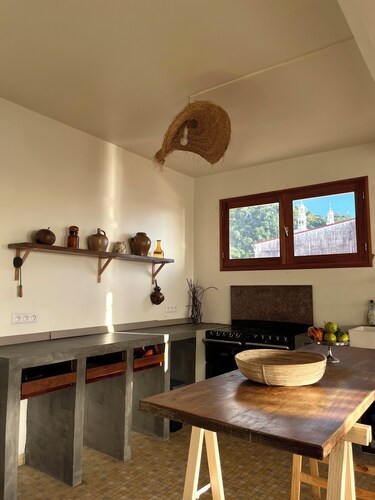 Maison de ville perchée au dessus du marché !
Immersion au coeur de St Pierre.