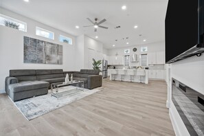 Living area - Pet-Friendly l Brand New Space l Downtown (Dallas)