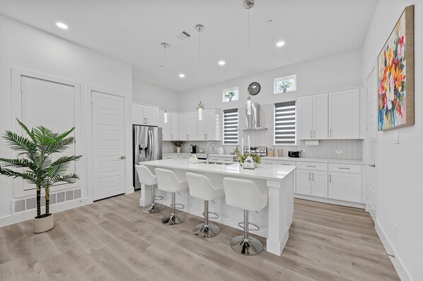 Fridge, microwave, oven, stovetop - Pet-Friendly l Brand New Space l Downtown (Dallas)