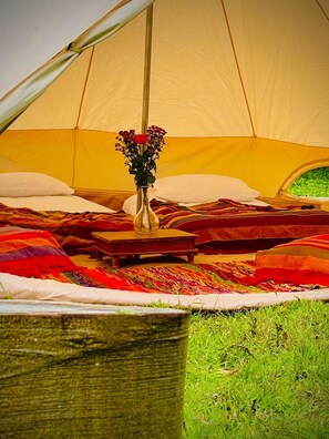 Property grounds - Spacious Bell Tent Nestled in Our Orchard Field at Edinburgh Festival Glamping! (Edinburgh)