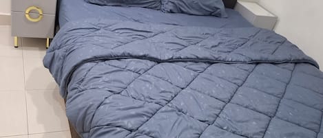 1 dormitorio, tabla de planchar con plancha, wifi y ropa de cama