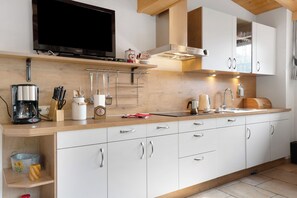 冷蔵庫、電子レンジ、オーブン、コンロ