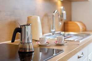 Fridge, microwave, oven, stovetop - Apartment 'Untertalhof Fewo Berganemone' with Mountain View, Shared Garden and Wi-Fi (CASTELROTTO)