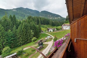 Property grounds - Apartment 'Untertalhof Fewo Berganemone' with Mountain View, Shared Garden and Wi-Fi (CASTELROTTO)