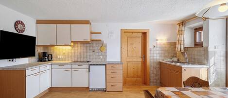 Réfrigérateur, plaque de cuisson, lave-vaisselle, cafetière/bouilloire