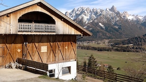 A wooden building with a balcony, a sign, and a view of mountains. - Apartment 'Wegscheiderhof' with Mountain View, Private Terrace and Wi-Fi (Dobbiaco)
