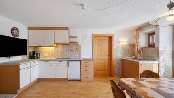 Fridge, stovetop, dishwasher, coffee/tea maker