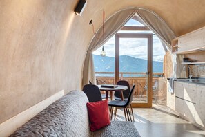 TV - Studio 'Dietrichhof Pavilion Fire' with Mountain View, Shared Terrace and Wi-Fi (Velturno)