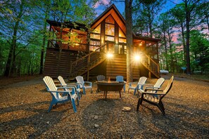 Outdoor dining - A Little R & R a spacious 4-Bedroom Cabin with Hot Tub, Firepit & Game Loft – Unwind in Peace! (Broken Bow)