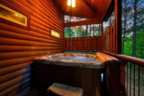 Outdoor spa tub - A Little R & R a spacious 4-Bedroom Cabin with Hot Tub, Firepit & Game Loft – Unwind in Peace! (Broken Bow)