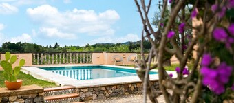 Apartment 'Vista Montaña' with Mountain View, Shared Pool and Wi-Fi