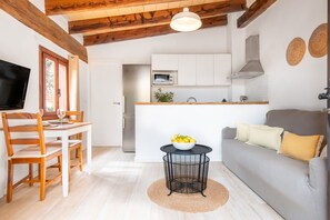 TV, fireplace - Apartment 'La Casita' with Mountain View, Shared Pool and Wi-Fi (Palma)