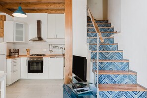 Fridge, stovetop, coffee/tea maker, electric kettle