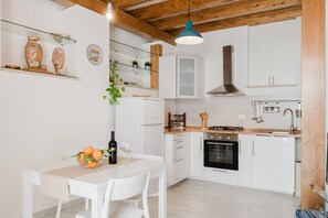 Fridge, stovetop, coffee/tea maker, electric kettle
