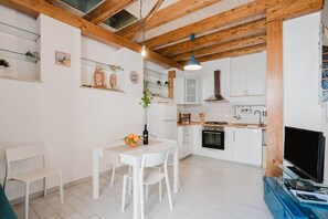 Réfrigérateur, plaque de cuisson, cafetière/bouilloire