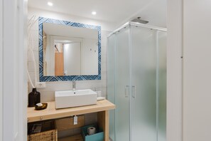 Shower, hair dryer, towels