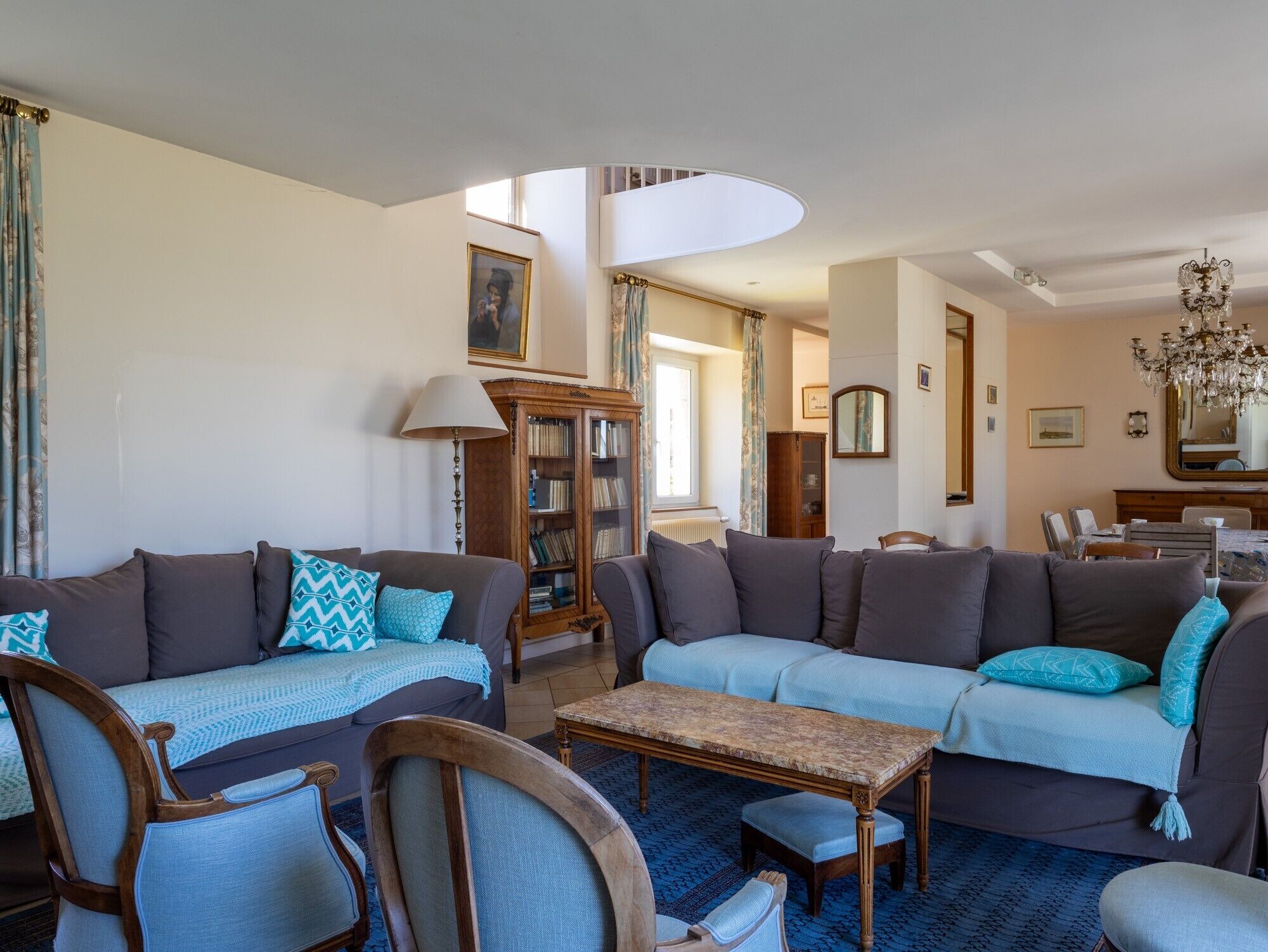 TV, mesa de pingue-pongue