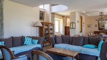 TV, mesa de pingue-pongue