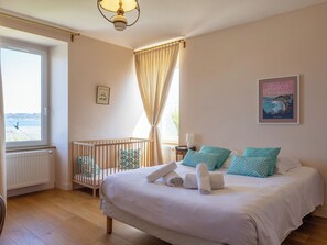 5 bedrooms, iron/ironing board, free WiFi, bed sheets