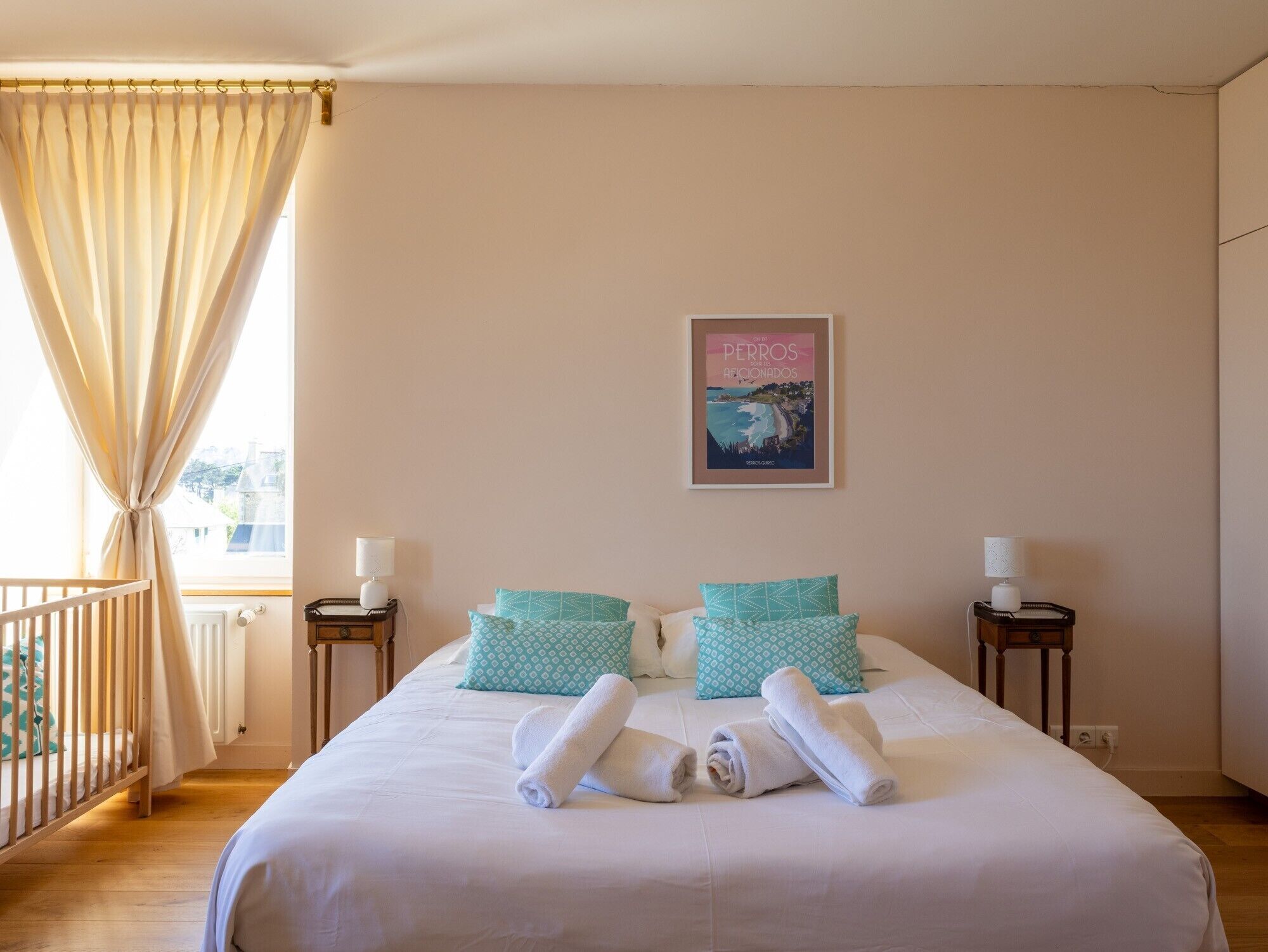 4 室のベッドルーム、アイロン / アイロン台、WiFi (無料)、ベッドシーツ