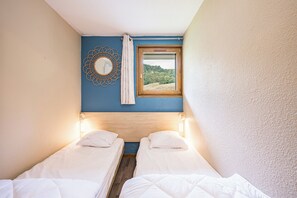 1 bedroom, bed sheets
