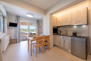 Refrigerador, horno, parrilla de estufa y cafetera y tetera 