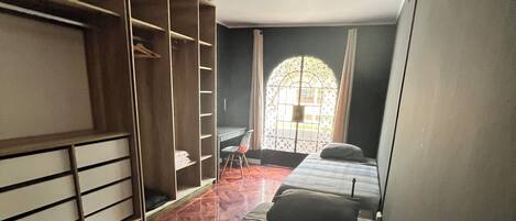 1 habitación, tabla de planchar con plancha, wifi y ropa de cama